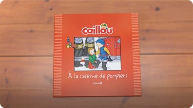 Caillou à la caserne de pompiers